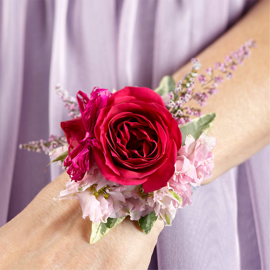 Rose Charm Corsage – WOYSHNER'S FLOWER SHOP, Lackawanna NY