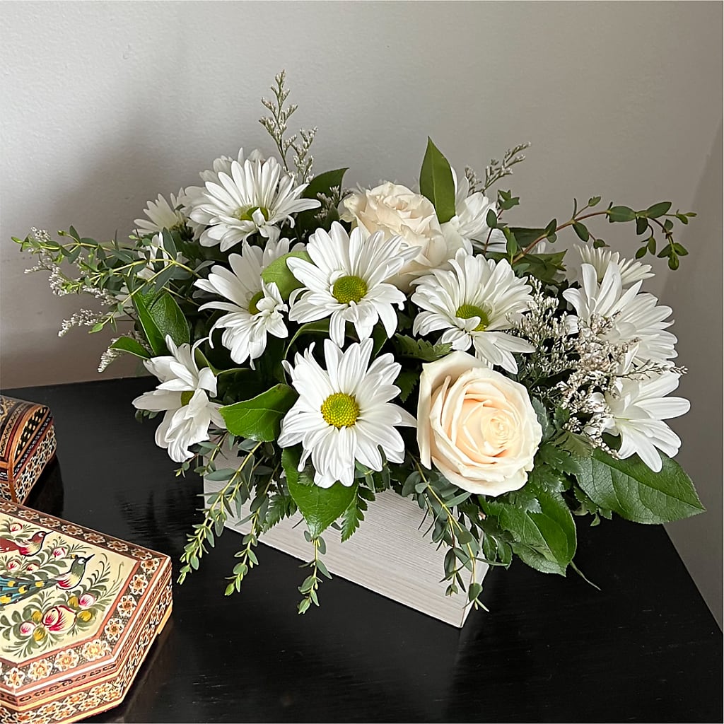 Fresh Linen Box Bouquet – WOYSHNER'S FLOWER SHOP, Lackawanna NY